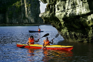 Halong Emotion Cruise kayaking